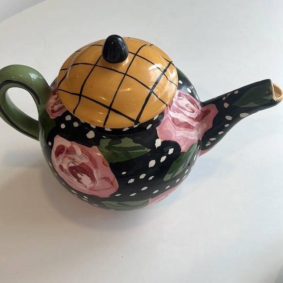 droll design tea pot and creamer sugar on plate - Picture 7 of 10